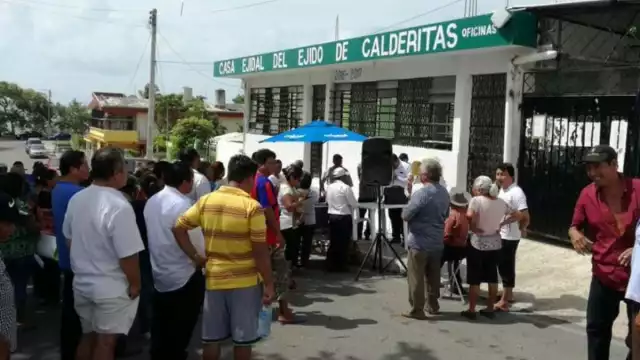 Acusan a Juan Carlos Poot (r) de desviar al menos 100 millones de pesos por la venta de predios del núcleo agrario.