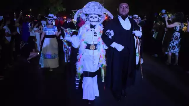 Paseantes locales, así como nacionales y extranjeros, disfrutaron del desfile