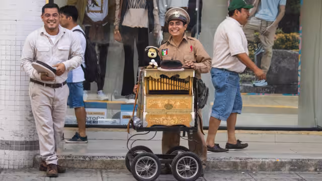 El instrumento ha pasado por cuatro manos y cada generación le enseña a la siguiente