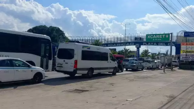 Automovilistas y choferes tienen que armarse de paciencia para atravesar la vía federal, desde la entrada a Playa, hasta el acceso a la privada Xcalacoco.