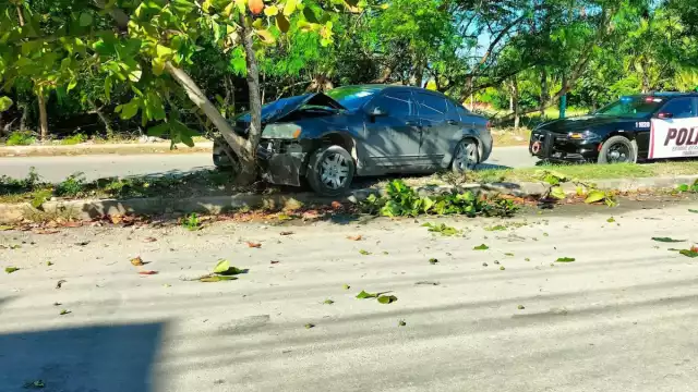 Un Avenger quedó incrustado contra un árbol en el camellón central de la avenida Erick Paolo Martínez, en la colonia Lagunitas; el conductor se fue del lugar.
