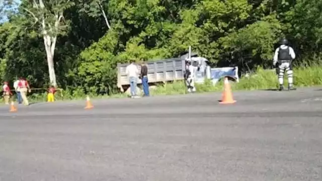 La mujer impactó de frente con el volquete