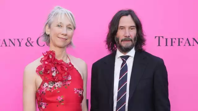 Keanu Reeves y Alexandra Grant compartiendo alfombra durante el evento