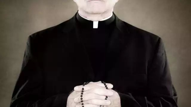 Este falso cura pide dinero a cambio de bendecir los negocios