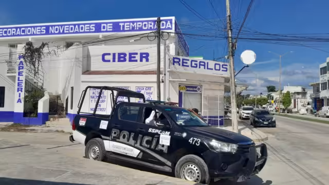 Las cámaras de seguridad grabaron el momento en que los hombres entraron a robar