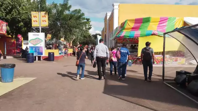 Familias enteras y estudiantes visitan las instalaciones de la Feria Xmatkuil
