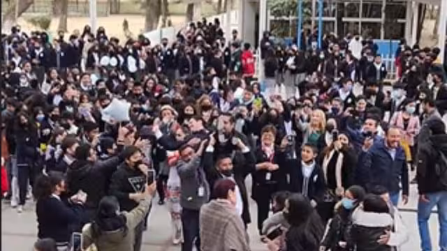 Ceremonia de jubilación de profesor conmueve a internautas