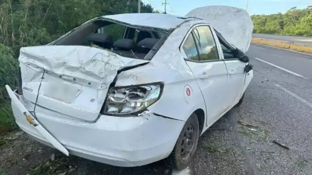 A pesar del fuerte golpe, la conductora salió ilesa, gracias que usaba el cinturón de seguridad.