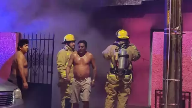 Aunque los vecinos intentaron apagar las llamas, se requirió la presencia de Bomberos y alrededor de 2 mil litros de agua.