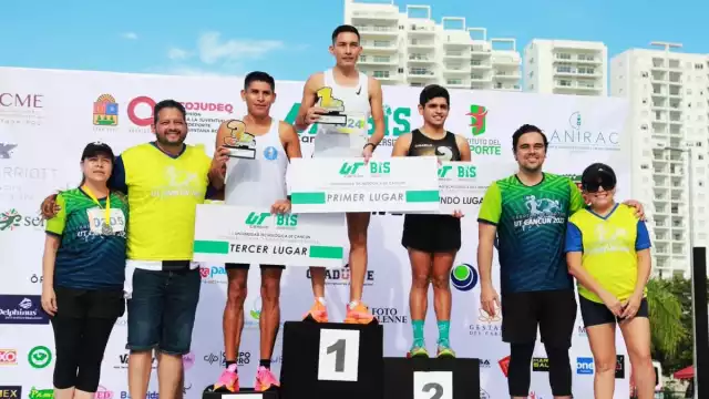 El atleta cancunense Roboan Espinoza conquistó la categoría libre varonil de los 10 kilómetros