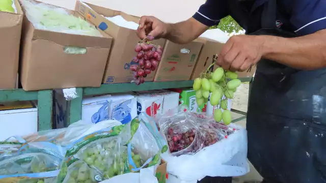 Los frutos deben comerse uno por cada campanada del reloj para que cada deseo pedido por cada fruta se cumpla