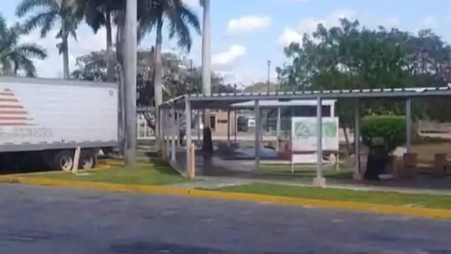 Dos empleados se precipitan de cinco metros, un joven muere y una mujer sufre lesiones graves