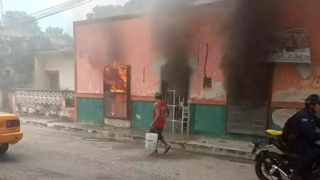 Por el fuerte calor el fuego se propagó de manera inmediata y comenzó a consumir todo lo que había en el interior de su cocina