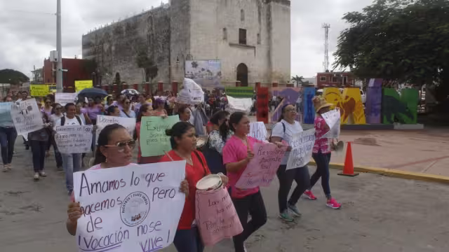 Los profesores exhibieron carteles sobre la dignificación magisterial en su marcha hacia el Palacio Municipal