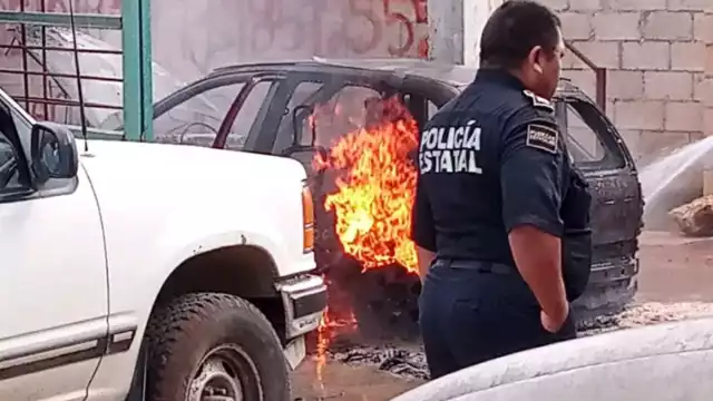 Amigos, conocidos y vecinos apoyaron para tratar de apagar el incendio con cubetas llenas de agua