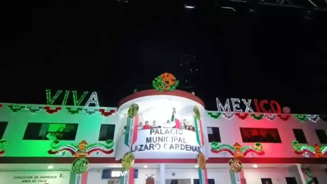 Algunos optarán ver la transmisión del evento en la televisión, mientras que otros eligen acudir a la Plaza de la Constitución para vitorear el grito con las autoridades.