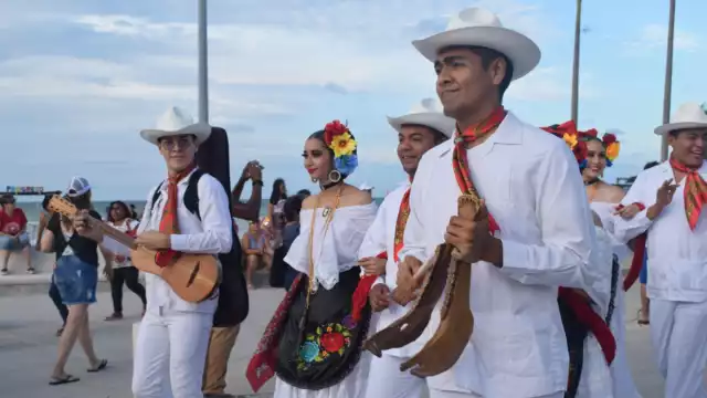 Los bailarines sorprendieron a los turistas que visitan el puerto