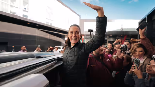 Es la primera de los tres candidatos que se registra ante el INE