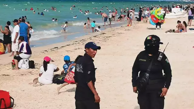 El hombre logró ingresar hasta el agua, para luego ser detenido por los oficiales