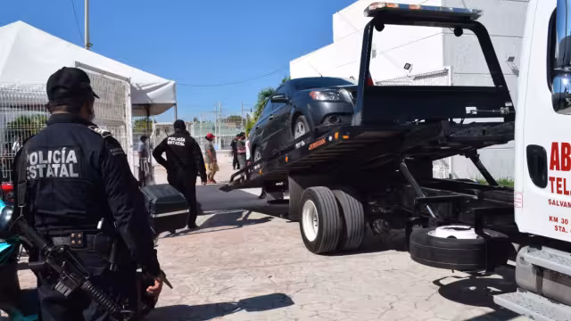 Al menos una decena de agentes policiacos para retener un vehículo y posteriormente llevarlo rumbo al corralón de la policía estatal
