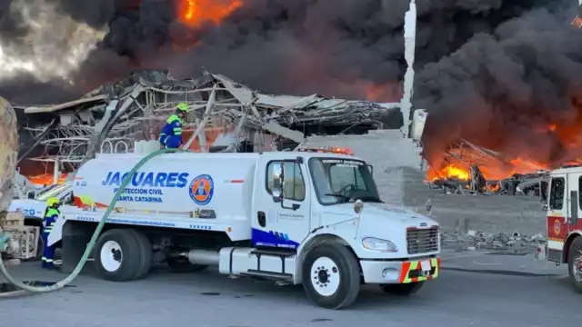 Esta mañana se registró un incendio en una bodega de plásticos y maderas en Santa Catarina, Nuevo León. Hasta ahora no se han reportado decesos