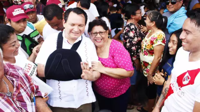 El candidato encabezó una caminata con mujer, niños y hombres que quieren que la Cuarta Transformación llegue Yucatán