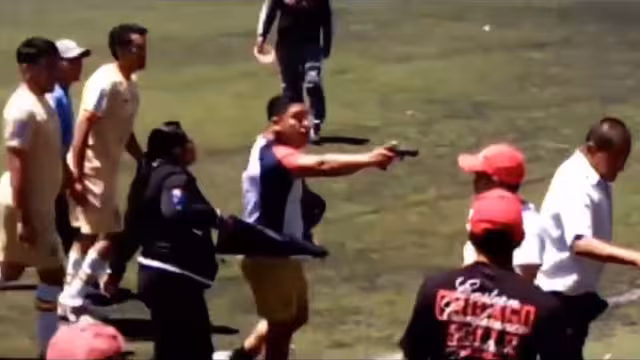 Sujeto amenza con arma de fuego durante partido de futbol en Toluca, estado de México