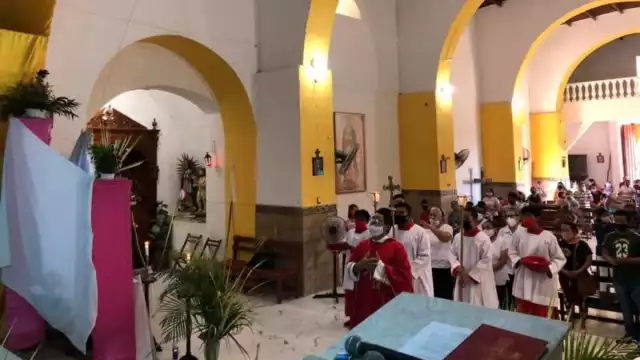 Feligreses lamentan que para reparar las fi ltraciones de su templo necesitan el permiso del INAH