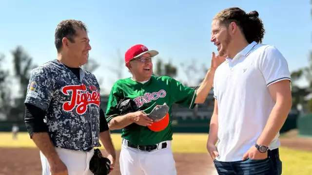 AMLO dejó de lado un momento su apretada agenda para jugar un partido de beisbol