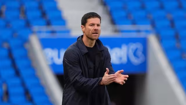 Xabier Alonso Olano tiene 42 años de edad, es un exfutbolista y entrenador español