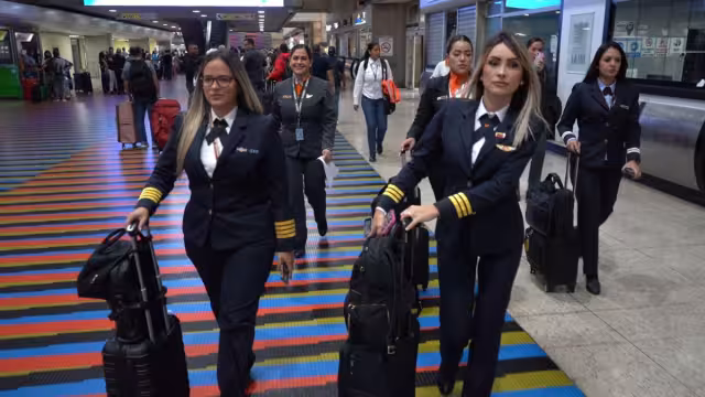 Las siete tripulantes del avión realizaron su primera travesía internacional