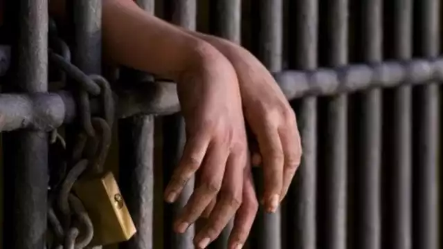 Durante la detención del acusado provocó daños en el vehículo de la policía lanzándole piedras