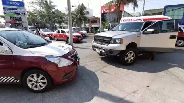 El taxista quiso salir de una gasolinera en sentido contrario