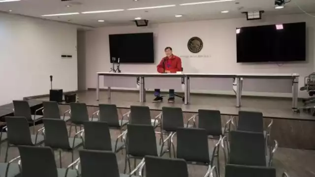 Ante una sala vacía, el senador Gerardo  Fernández Noroña criticó a los medios por lo que calificó como una “campaña insidiosa y de mala fe”,