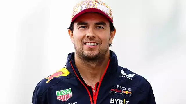 El asiento de Checo Pérez peligraría para 2025 por Carlos Sainz
