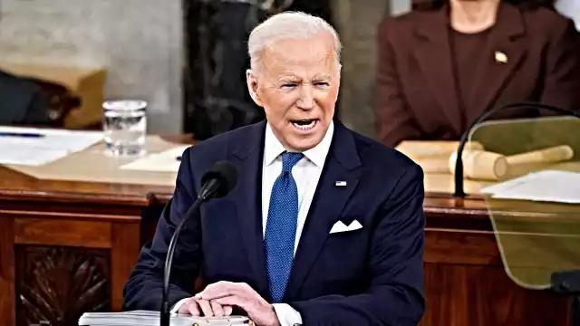 Joe Biden hizo el ridículo al intentar saludar al aire. Foto: AFP