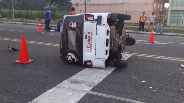 Las lesionadas en la volcadura fueron valoradas por paramédicos de la SSP