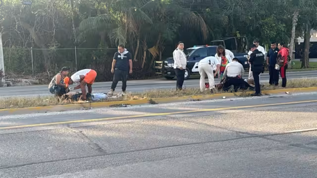 El personal del hotel les brinda ayuda hasta que llega una ambulancia