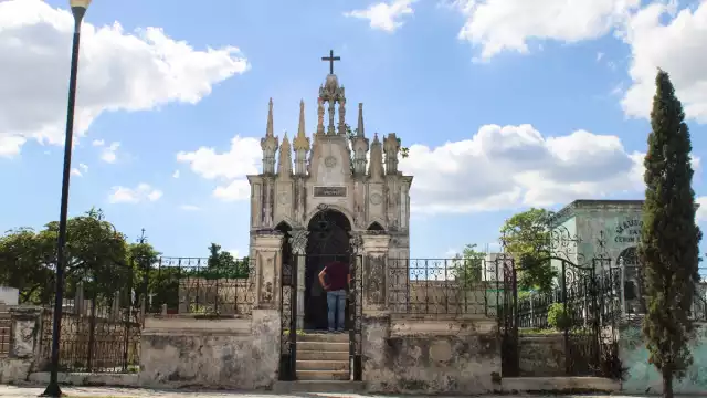 El Cementerio General de Mérida alberga 25 mil 700 bóvedas y 118 mausoleos.