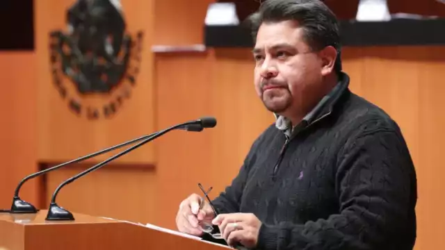 El Senador instaló su campamento en las escalinatas de la Cámara Alta