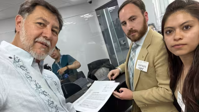 Gerardo Fernández Noroña junto a su equipo legal, en su visita a la FGR