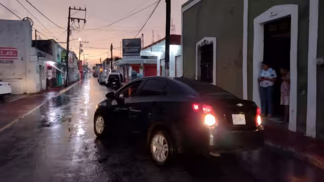 Autoridades municipales ayudaron a quitar los neumáticos de la zanja