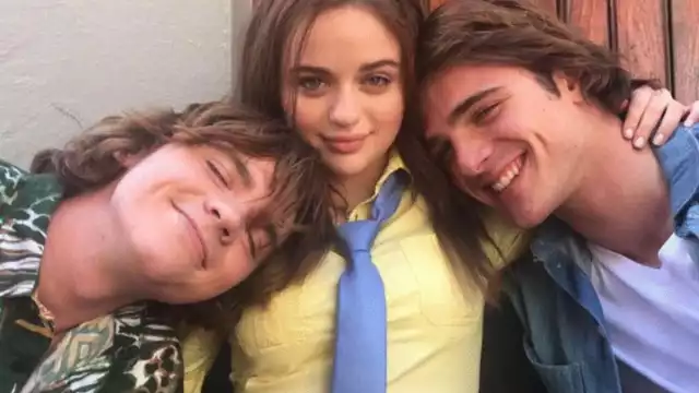 El Stand de los Besos es una comedia romántica de 2018 basada en la novela homónima de la autora Beth Reekles. Foto: Especial