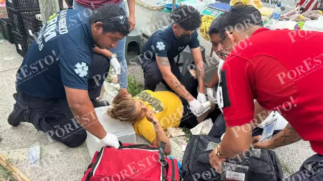 Paramédicos atendieron a los cuatro heridos por arma de fuego en un tianguis de Cancún