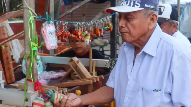 Este tipo de juguetes son escasos y no es fácil encontrar quién los comercialice por lo que él aún conserva esta actividad