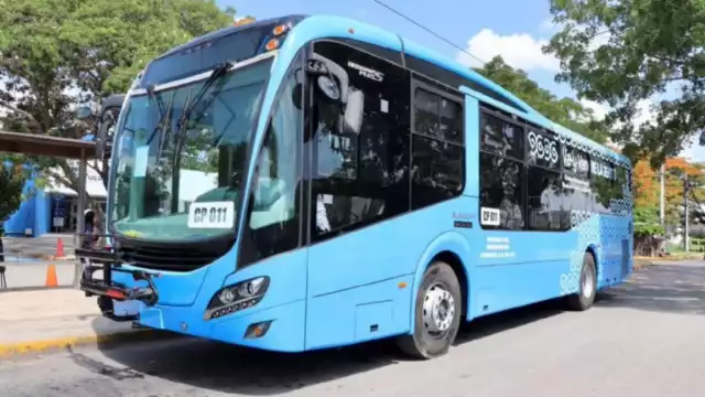 Se puede percibir al joven feliz posando para la foto en compañía de otros chicos