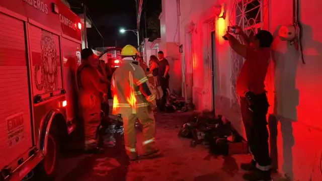 La abuelita terminó intoxicada cuando intentaba sofocar las llamas y rescatar a sus perritos