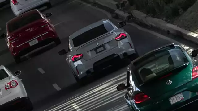 El programa Hoy No Circula es una medida ambiental que restringe la circulación vehicular en días específicos