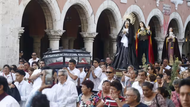 Con imágenes los católicos caminaron en pleno Centro Histórico de Mérida