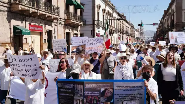 En Morelia, la manifestación partió de Plaza Morelos y culminó frente a Palacio de Gobierno
